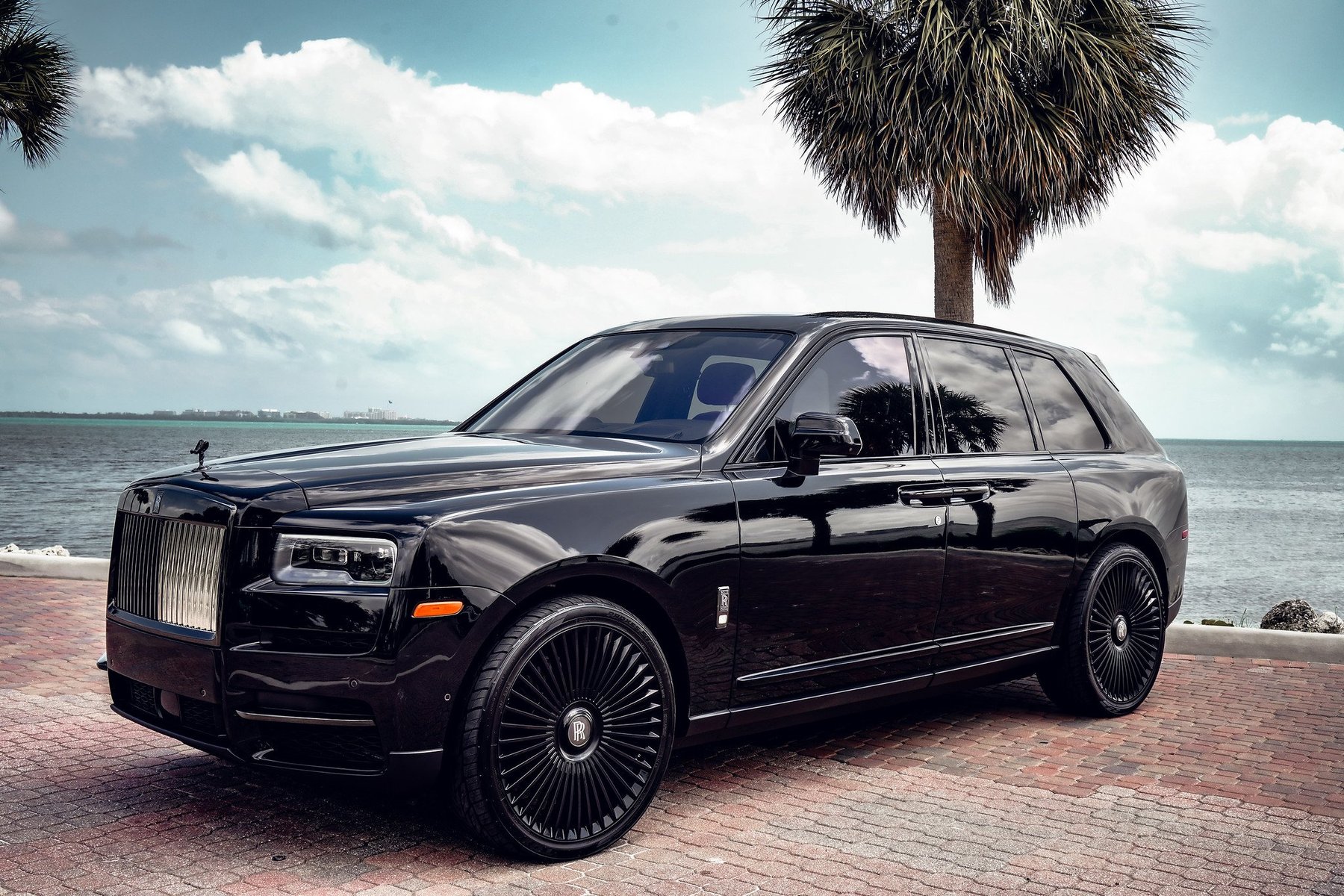 2020 Rolls-Royce Cullinan Black Badge photos and specs: blacked-out look  for the luxury SUV